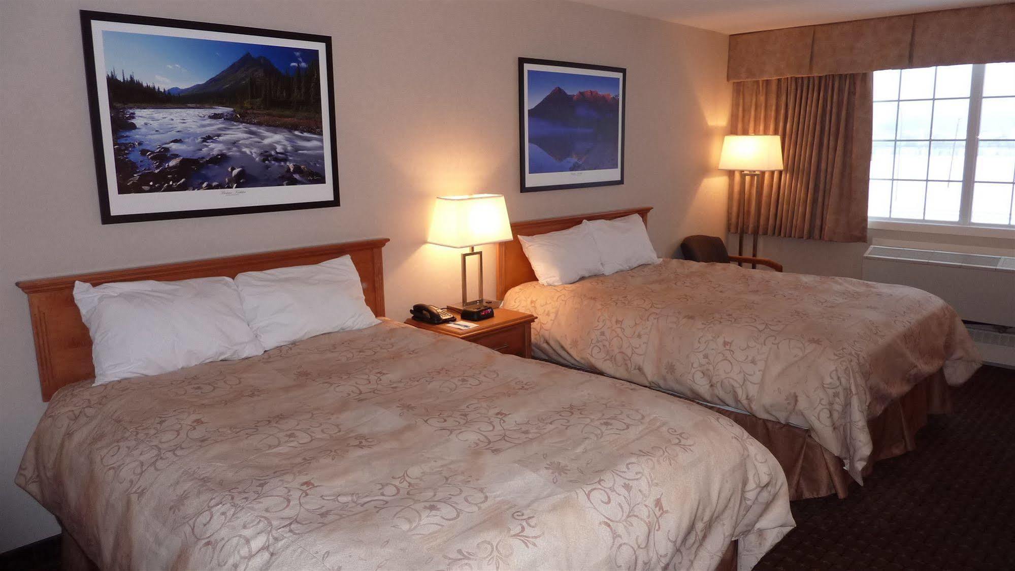 Woodlands Inn & Suites Fort Nelson Dış mekan fotoğraf