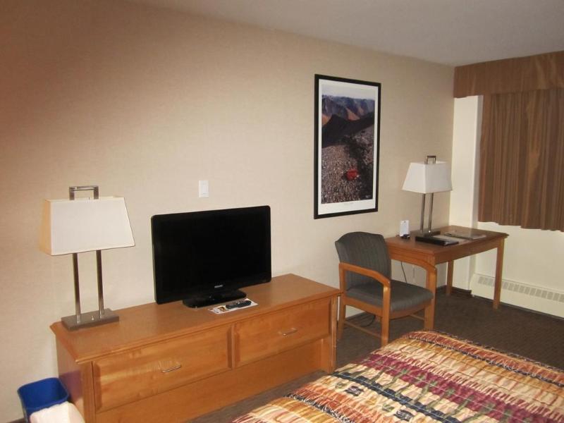Woodlands Inn & Suites Fort Nelson Dış mekan fotoğraf