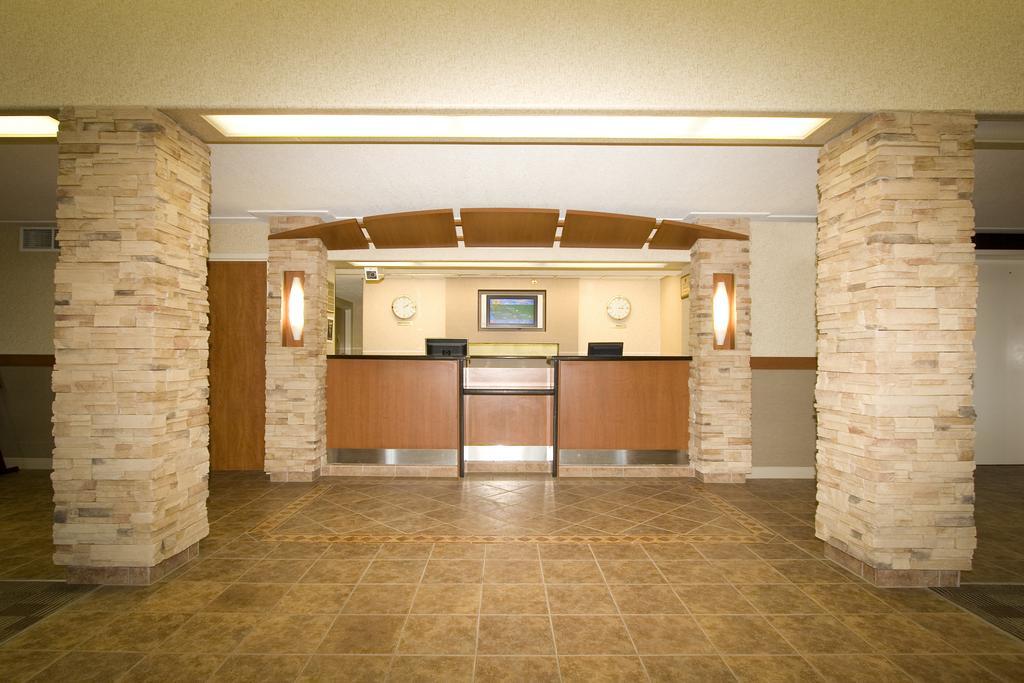 Woodlands Inn & Suites Fort Nelson Dış mekan fotoğraf