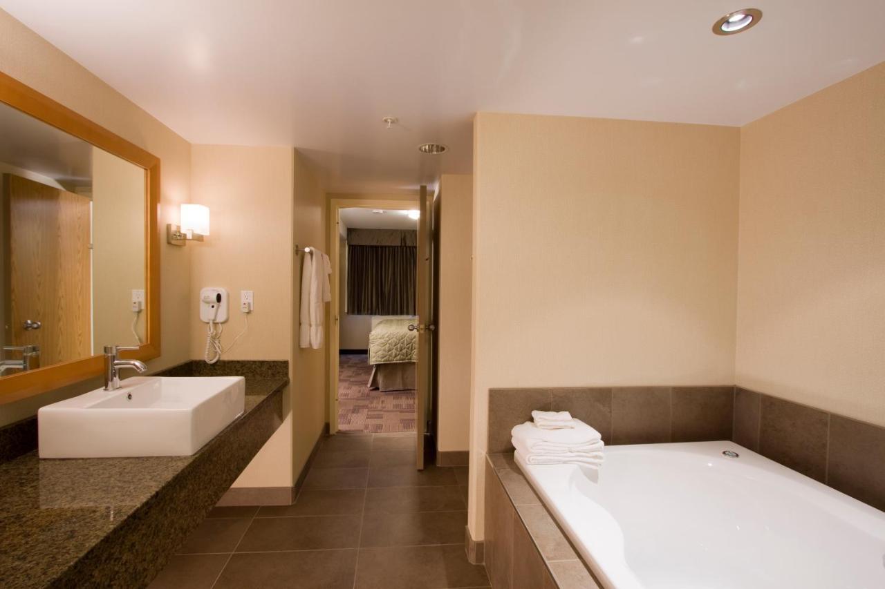 Woodlands Inn & Suites Fort Nelson Dış mekan fotoğraf