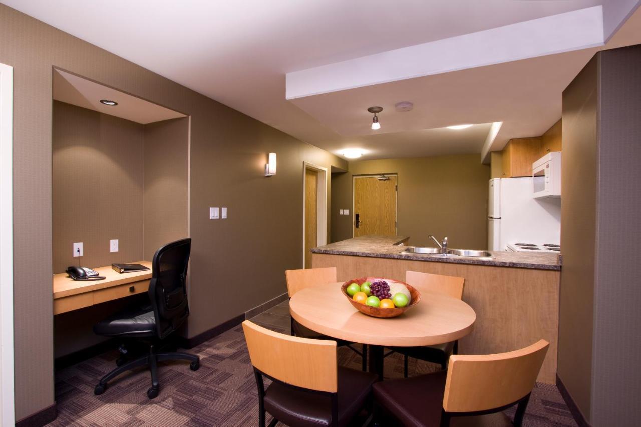 Woodlands Inn & Suites Fort Nelson Dış mekan fotoğraf