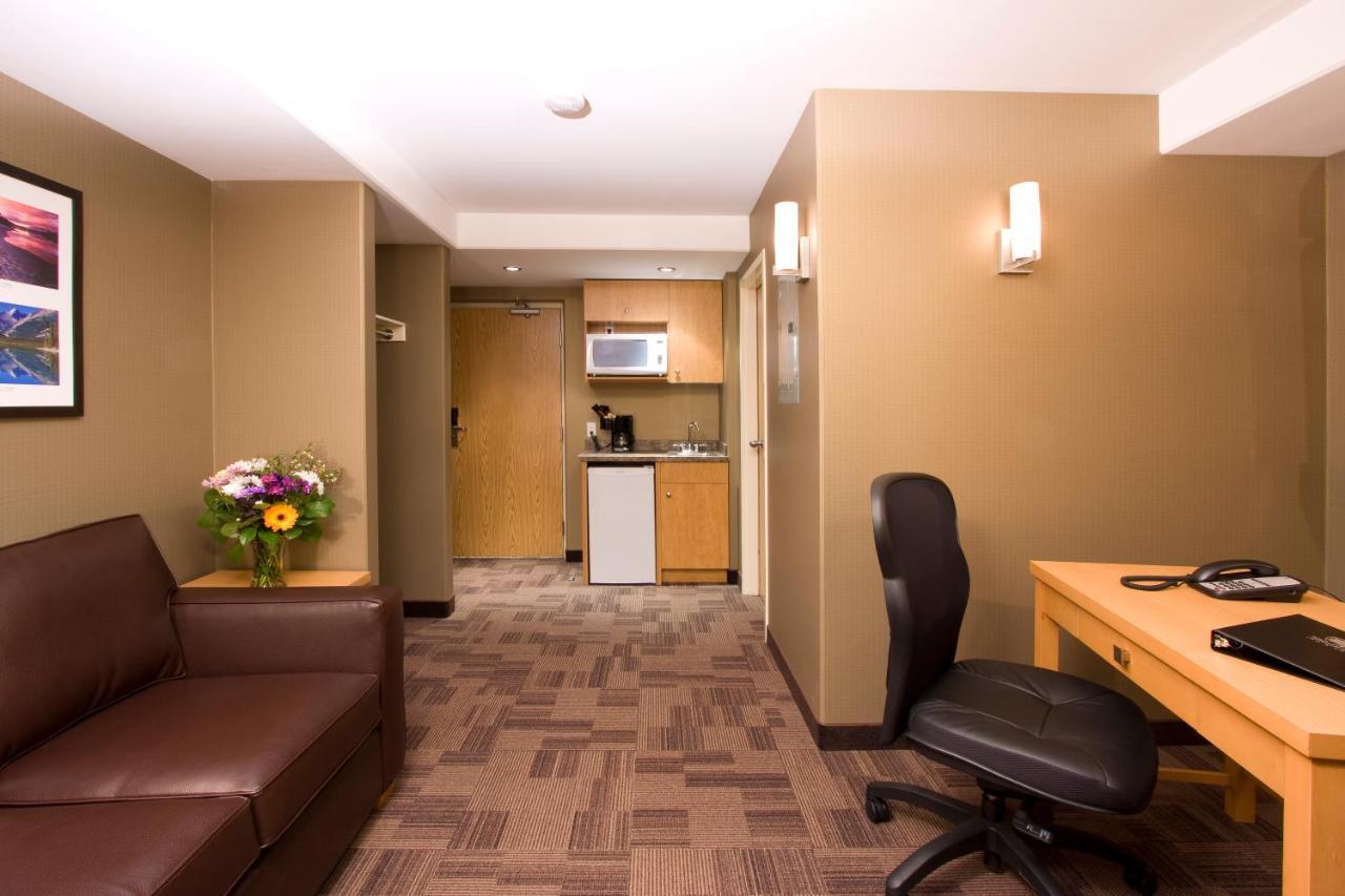 Woodlands Inn & Suites Fort Nelson Dış mekan fotoğraf